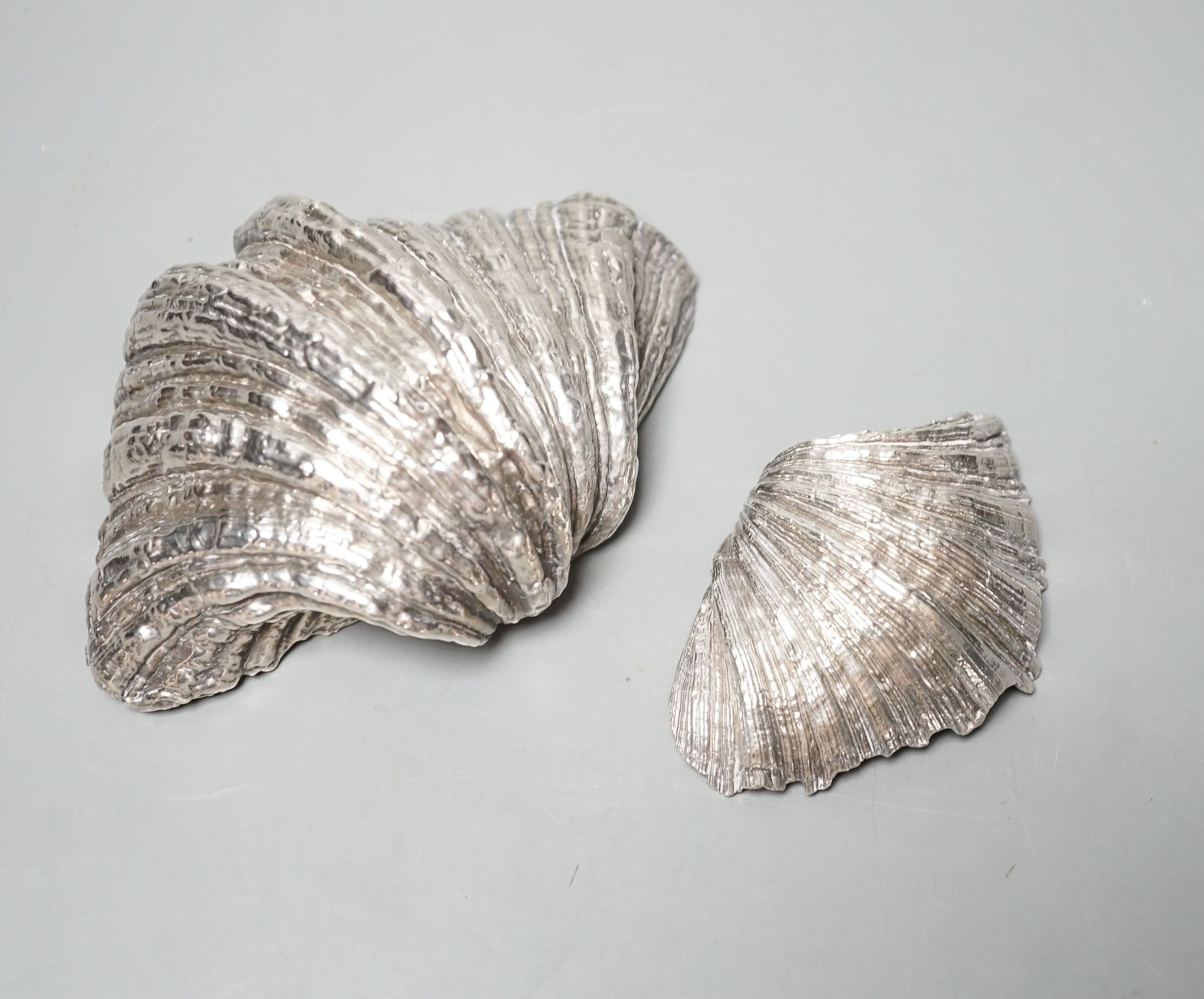 Two modern cast silver shell dishes, Patricia Jean Hamilton, London, 1991, largest 12.9cm, 18.5oz.